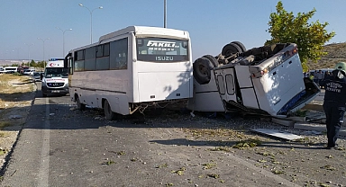İşçi servisleri kaza yaptı 3'ü ağır 22 kişi yaralandı