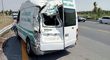 Kontrolden çıkan otomobil cenaze aracına çarptı