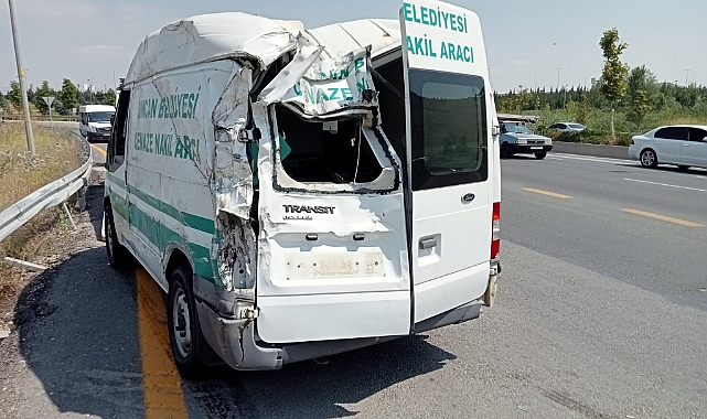 Kontrolden çıkan otomobil cenaze aracına çarptı