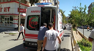 Motosiklet sürücüsü tırın kapısına çarparak yaralandı