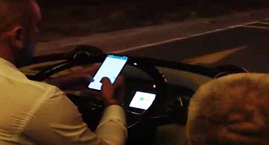 Otobüs şoförü direksiyon başında yolcuların canını hiçe saydı