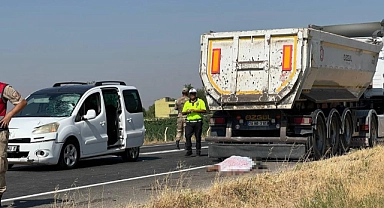 Otomobil ile kamyonun çarptığı kişi hayatını kaybetti