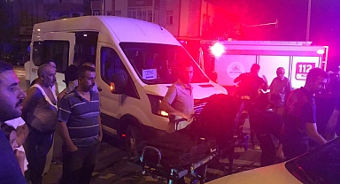 Otomobil ile minübüs çarpıştı: yaralılar var
