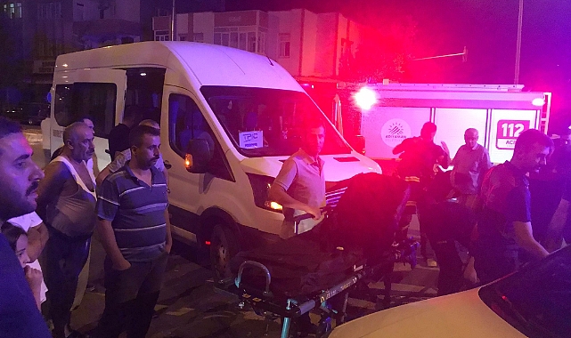 Otomobil ile minübüs çarpıştı: yaralılar var
