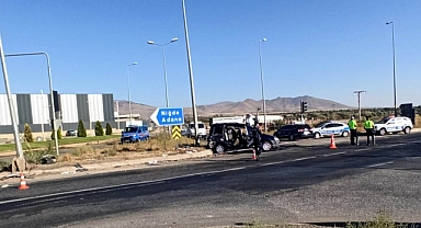 Otomobil kamyonla çarpıştı: 2 ölü, 4 yaralı