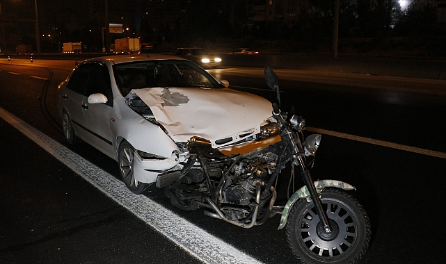 Otomobil motosiklete çarptı: 1 ölü, 2 yaralı