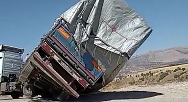 Saman yüklü tır devrildi