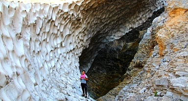 Şanlıurfa'dan serinlemek için kar tüneline gidiyorlar