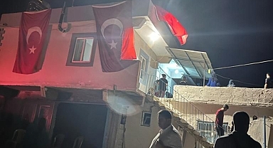 Şehidin baba ocağına türk bayrağı asıldı