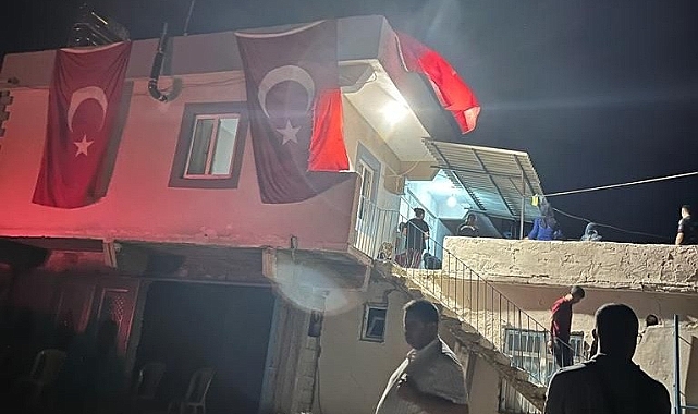 Şehidin baba ocağına türk bayrağı asıldı