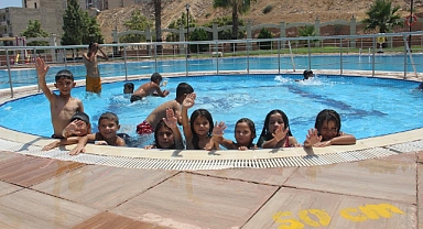 Sıcak havadan bunalan çocuklar havuzlara akın etti