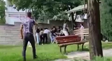 Sokak ortasında yaşanan kız kavgası kameraya yansıdı