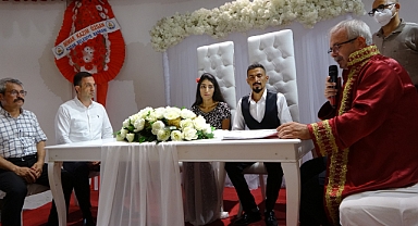 Toplu nikah töreninde renkli görüntüler