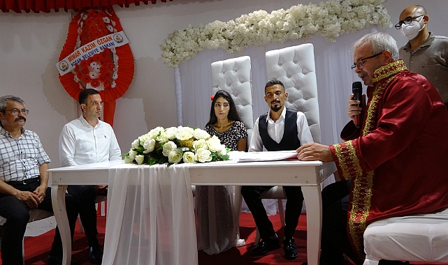 Toplu nikah töreninde renkli görüntüler