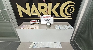 20 yaşındaki kızın çantasından uyuşturucu madde çıktı