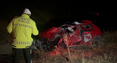 63 plakalı tır, otomobille çarpıştı! 4 kişi öldü