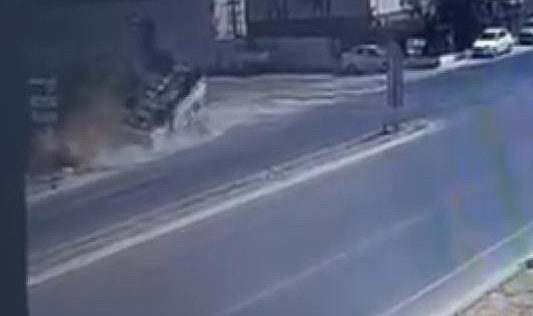 Adana’da biber yüklü kamyonet kaza yaptı