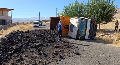 Adıyaman’da hafriyat kamyonu devrildi