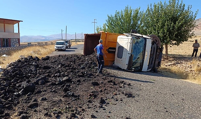 Adıyaman’da hafriyat kamyonu devrildi