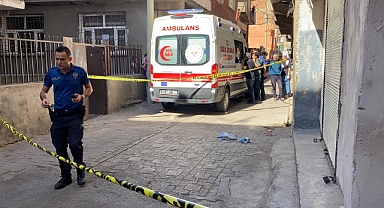 Alacaklısını evinde bıçakladı, saklandığı binada yakalandı