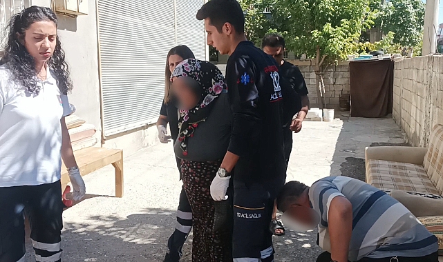 Annesini bıçakladı, babasını darp etti