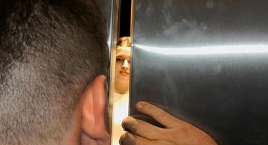 Asansörde kaldılar, önce kahkaha atıp sonra küfür yağdırdılar