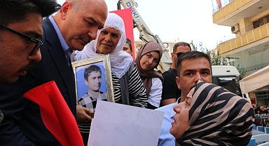Bakan Soylu evlat nöbetinde olan annelerle bir araya geldi