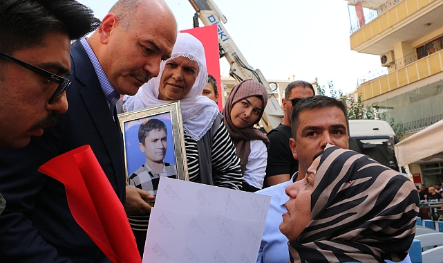 Bakan Soylu evlat nöbetinde olan annelerle bir araya geldi