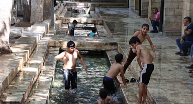 Çocuklar süs havuzunda serinledi