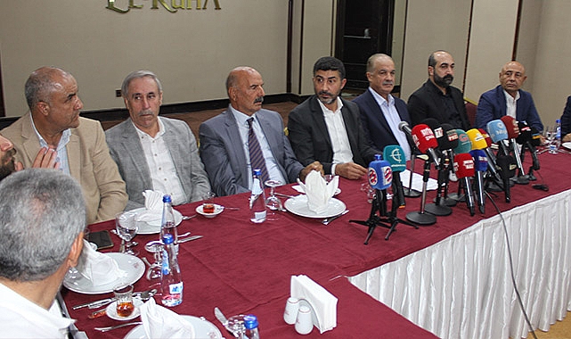 Gazetecilere zarf olayına tepkiler büyüyor