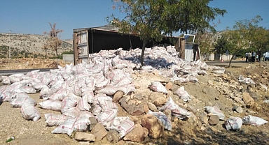 Gaziantep'te yardım kamyonu devrildi