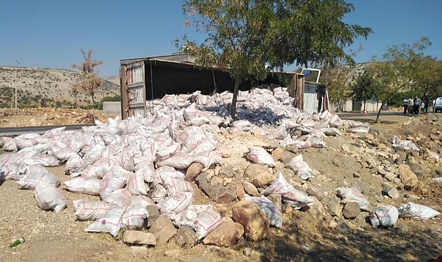 Gaziantep'te yardım kamyonu devrildi