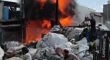 Geri dönüşüm fabrikasında yangın çıktı