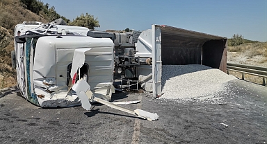 Hafriyat yüklü tır devrildi, sürücü yaralandı