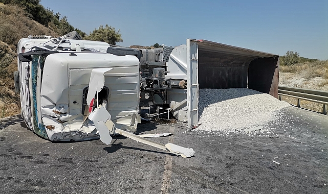Hafriyat yüklü tır devrildi, sürücü yaralandı