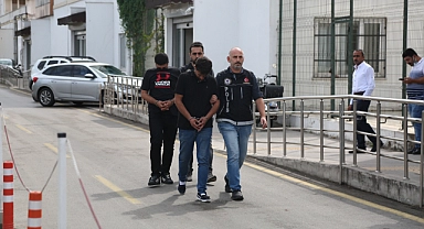 Hazır kek poşeti içinde esrar sevkiyatı: 2 gözaltı