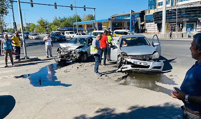 İki araç kafa kafaya çarpıştı! 2 yaralı