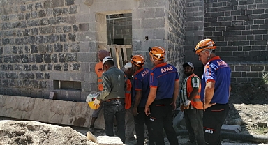 İnşaat alanında gezen vatandaş kazaya neden oldu: 2 yaralı