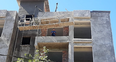 İnşaat iskelesinden düşen işçi hayatını kaybetti