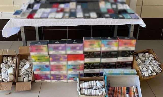 Kaçak ürün taşıyan kargo aracı jandarmaya yakalandı