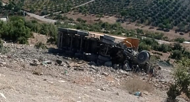 Kamyon ile otomobil çarpıştı: 4 ölü