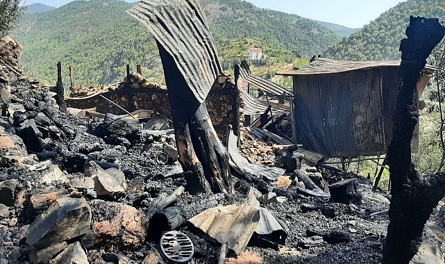 Köydeki yanan eve helikopterli müdahale