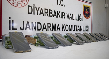 Meyve suyu kutusunda 65 cep telefonu ele geçirildi