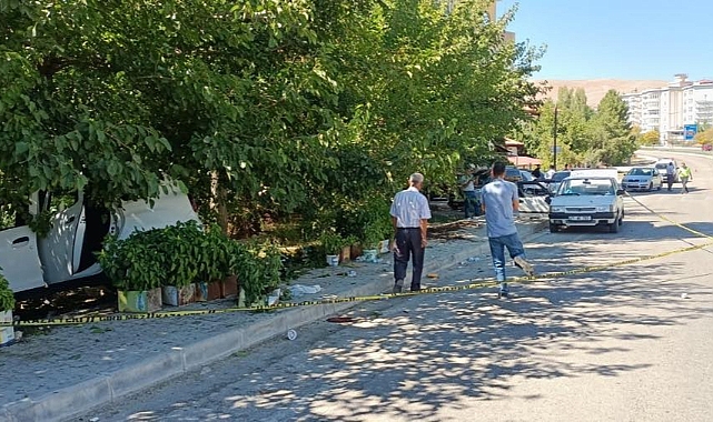 Otomobil öğrencilerin arasına daldı 6 kişi yaralandı