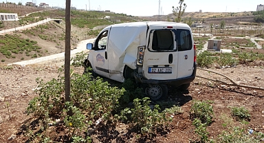 Otomobil sürücüsü uçuruma yuvarlanmaktan kıl payı kurtuldu