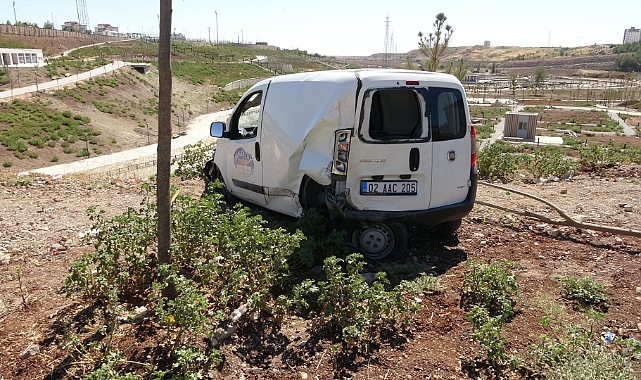 Otomobil sürücüsü uçuruma yuvarlanmaktan kıl payı kurtuldu