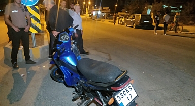 Otomobille motosiklet çarpıştı 2 kişi yaralandı