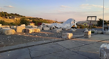 Pamuk balyaları yola savruldu