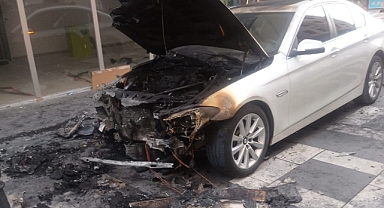 Park halindeki otomobil alev alarak yandı