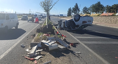 Refüje çarpan otomobil takla attı 2 kişi yaralandı